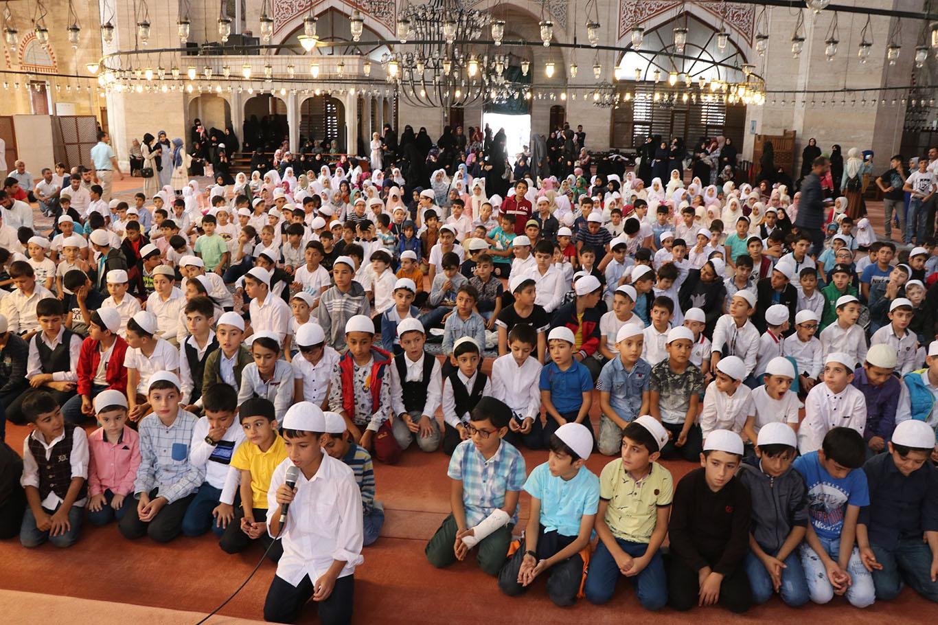 Çocuklar namaz için bir araya geldi